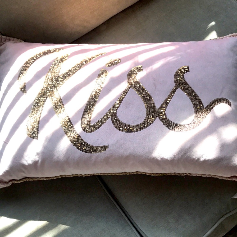 Decorative throw pillow